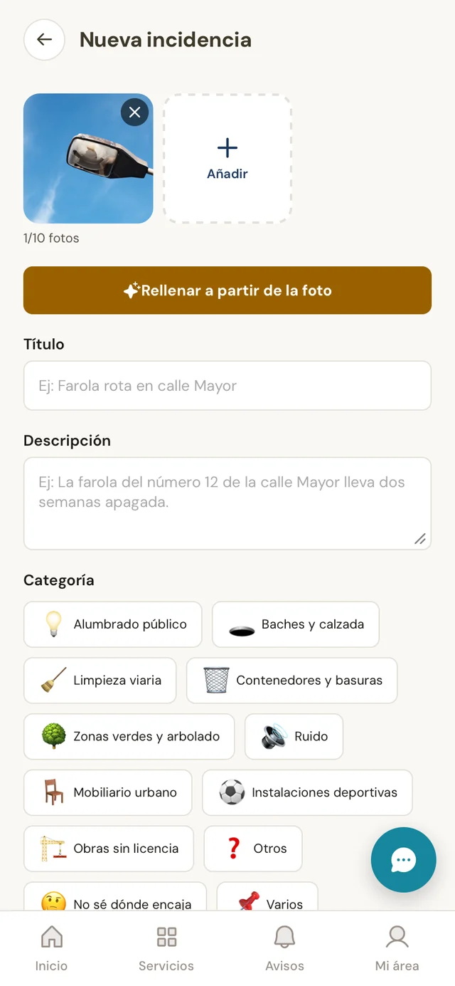 Pantalla de la aplicación móvil para dar de alta una incidencia con una foto, con las categorías del ayuntamiento debajo.